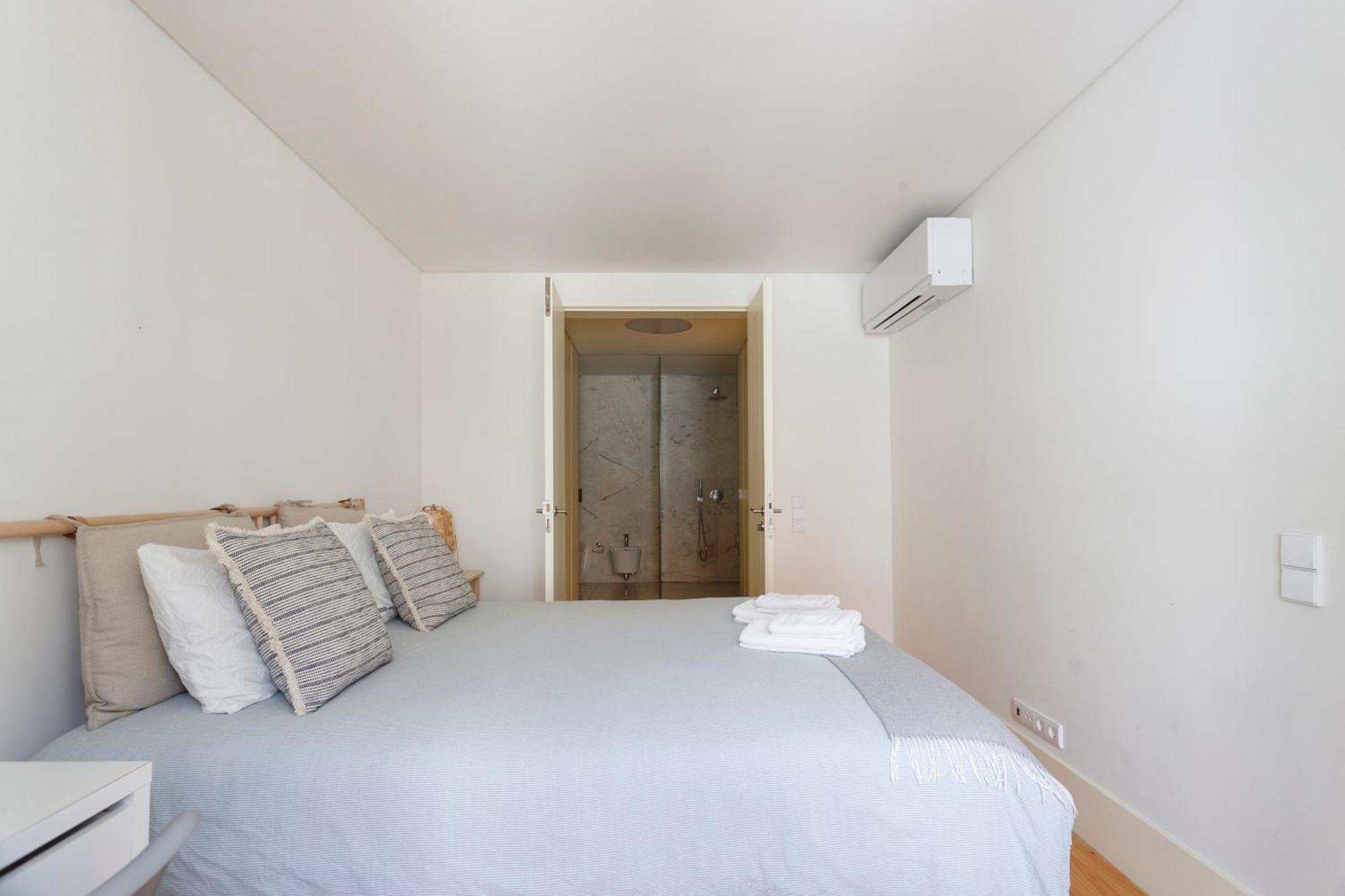 Bedroom In Shared House In Chiado - Historic Center Of Privatunterkunft *