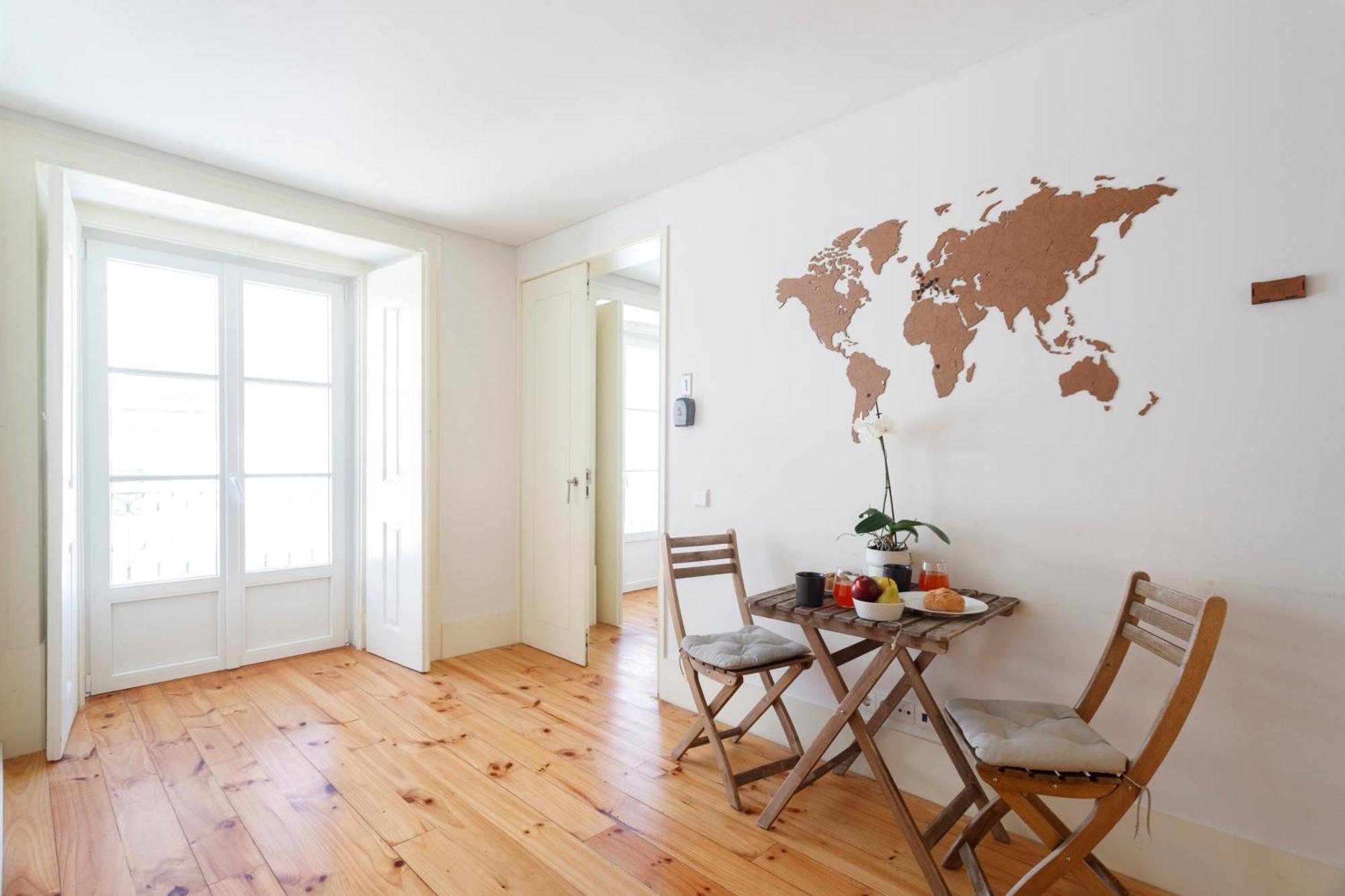 Bedroom In Shared House In Chiado - Historic Center Of * Lissabon