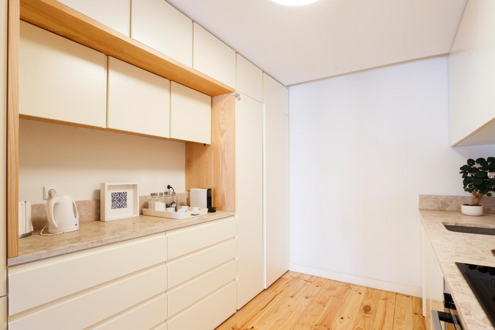 Bedroom In Shared House In Chiado - Historic Center Of * Lissabon