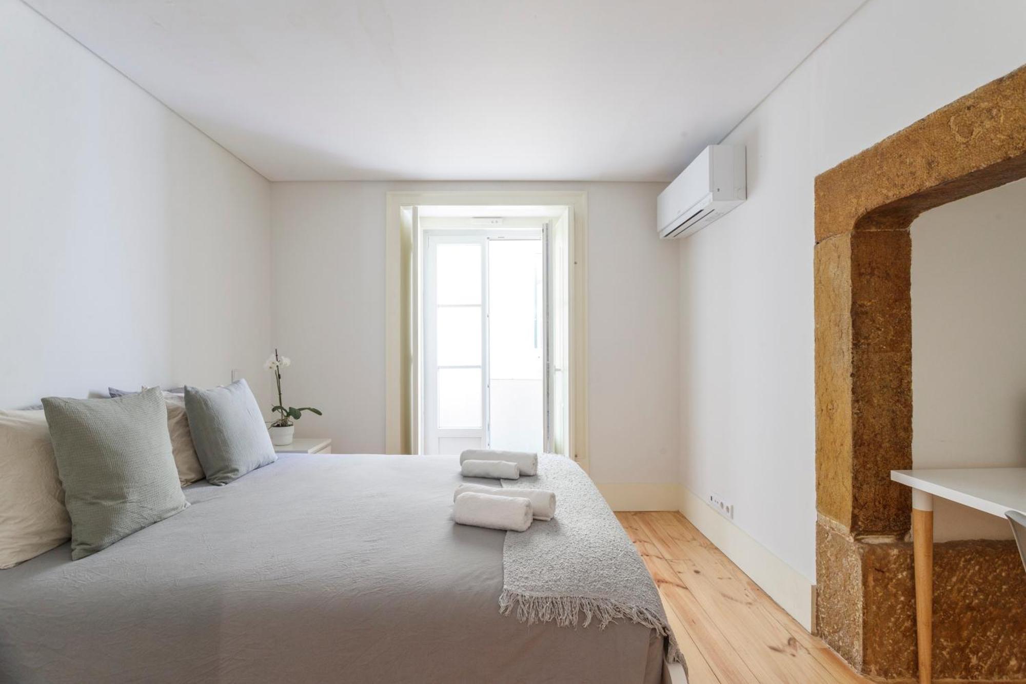 Bedroom In Shared House In Chiado - Historic Center Of Privatunterkunft Lissabon