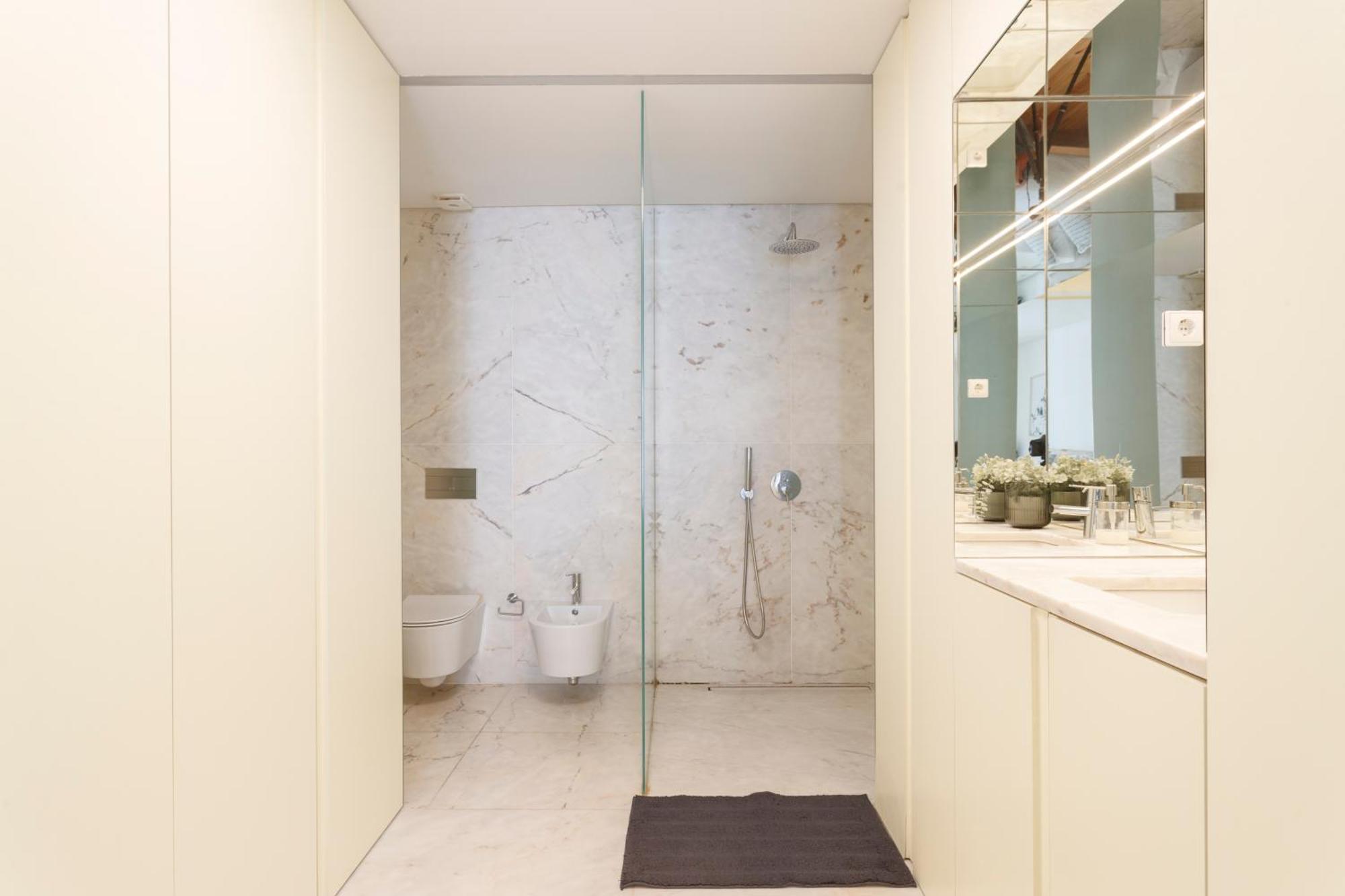 Bedroom In Shared House In Chiado - Historic Center Of Privatunterkunft Lissabon