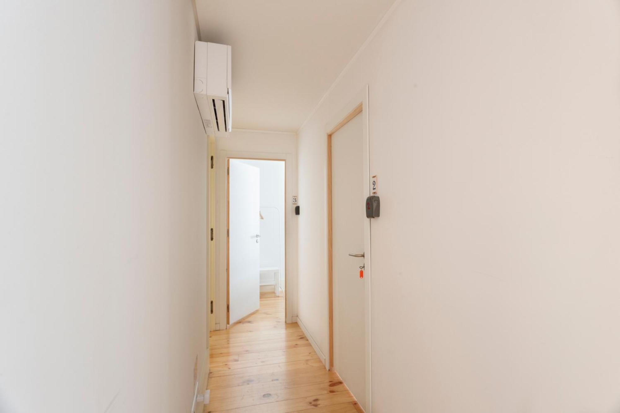 Bedroom In Shared House In Chiado - Historic Center Of * Lissabon