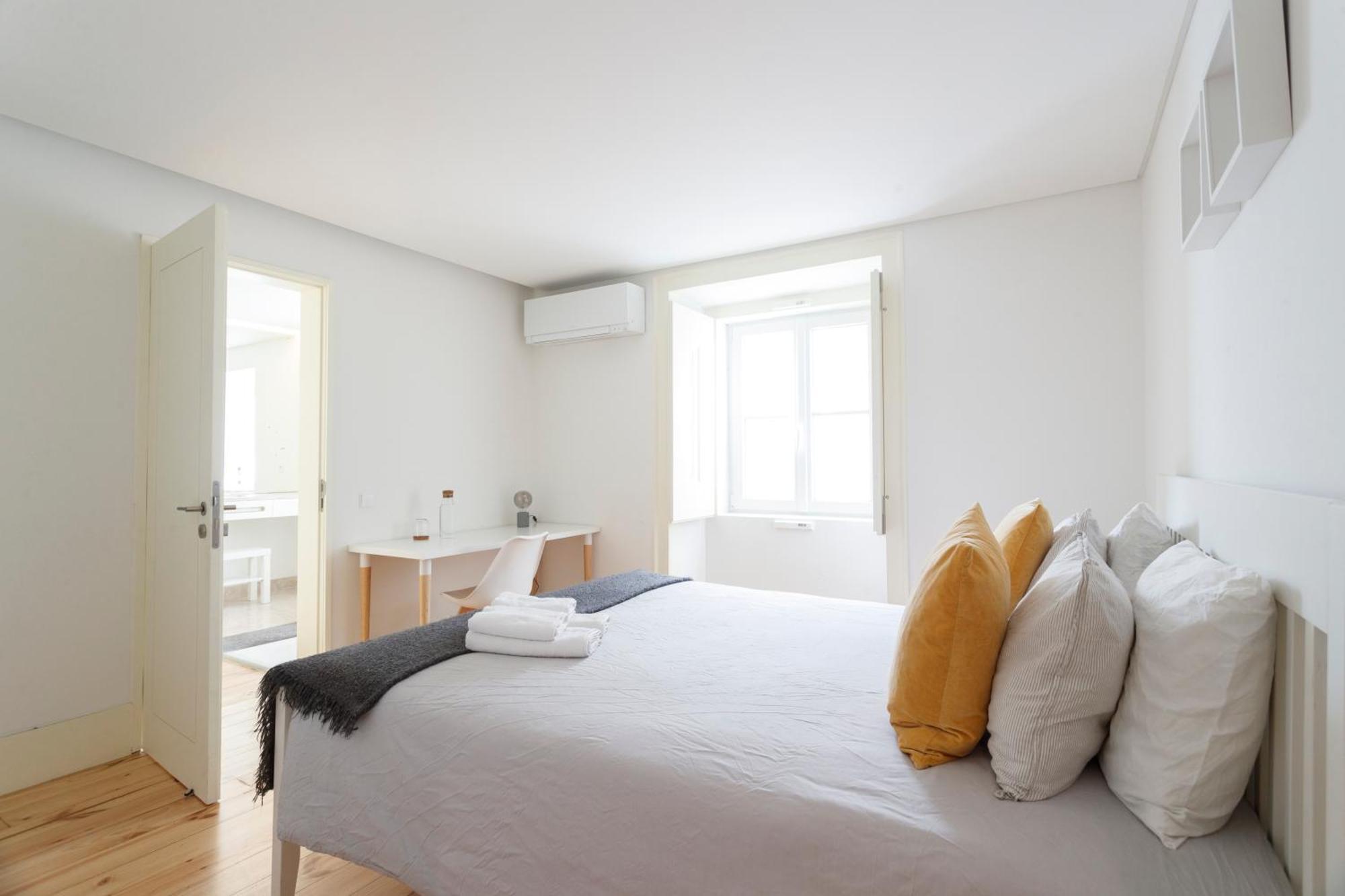 Bedroom In Shared House In Chiado - Historic Center Of