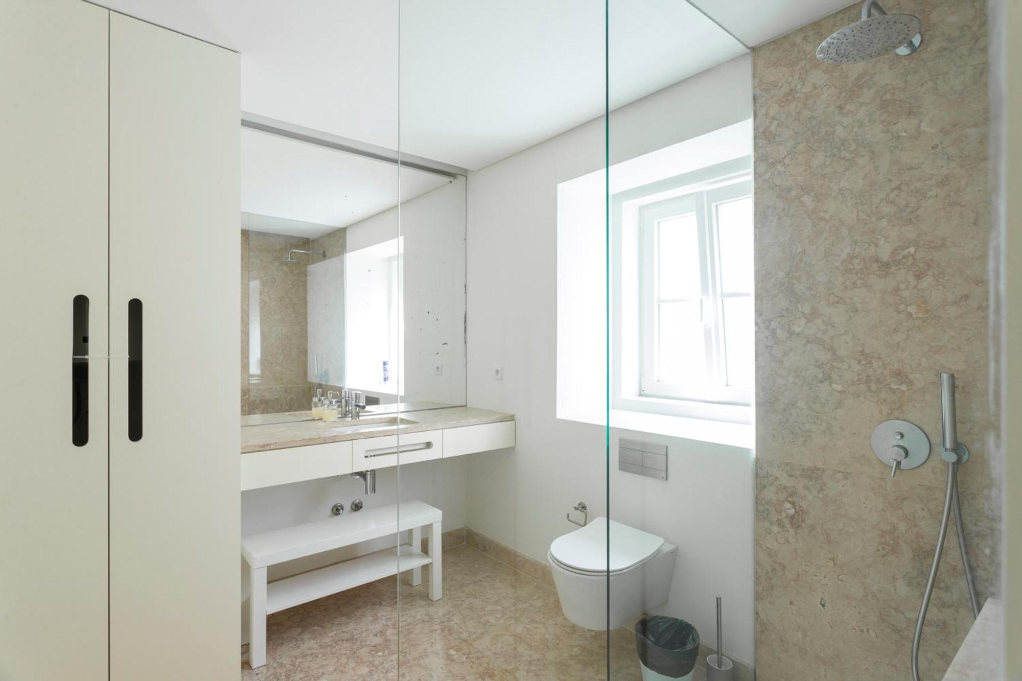 Bedroom In Shared House In Chiado - Historic Center Of Lissabon